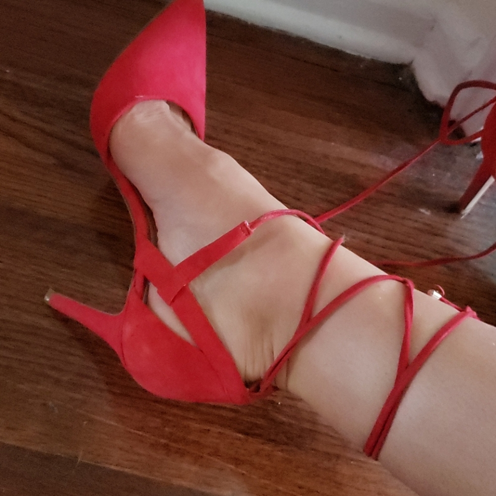 Vince camuto size 9.5 red suede stilettos